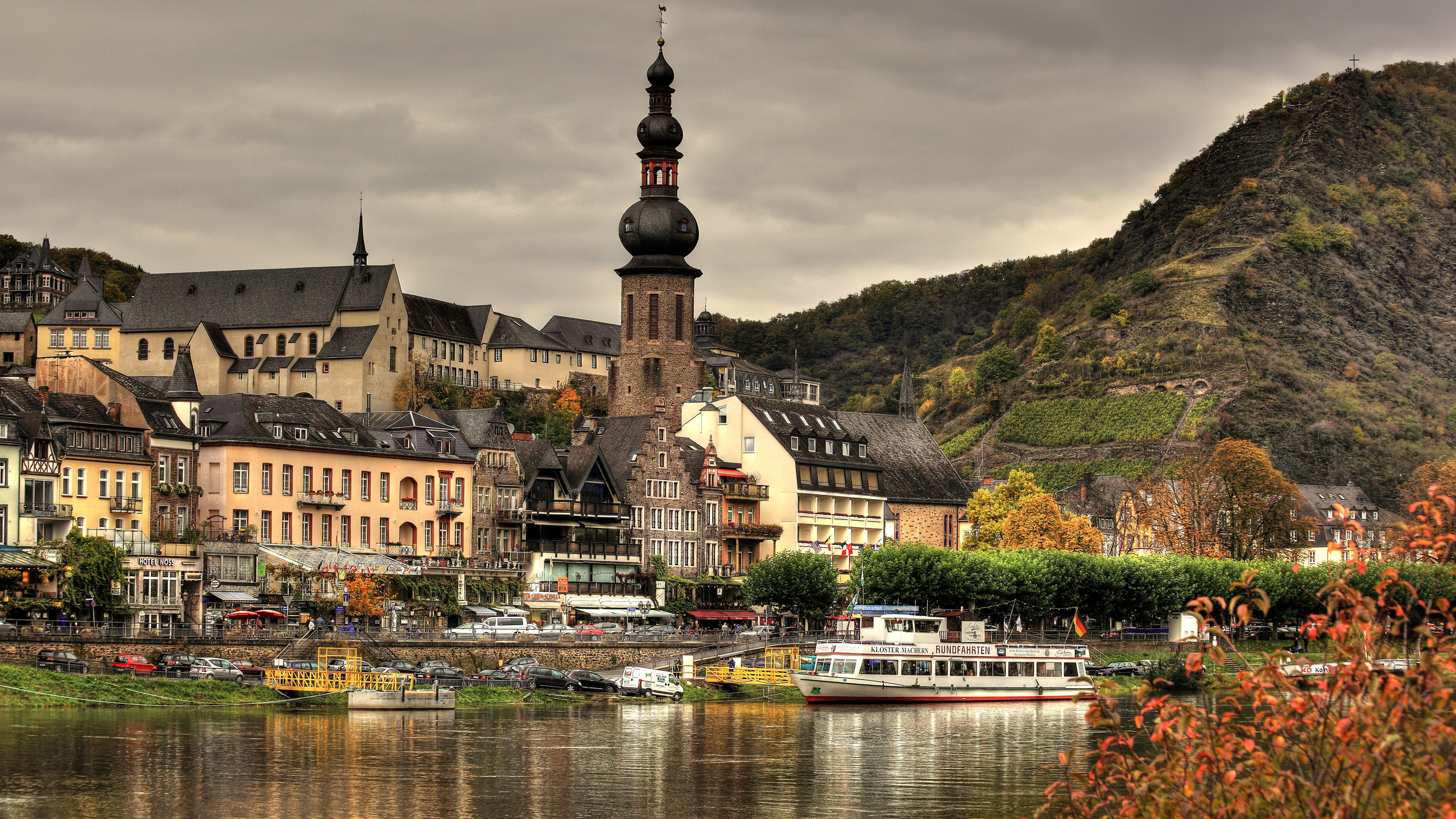 Braunes Und Weißes Betongebäude in Der Nähe Eines Gewässers Tagsüber. Wallpaper in 2560x1440 Resolution