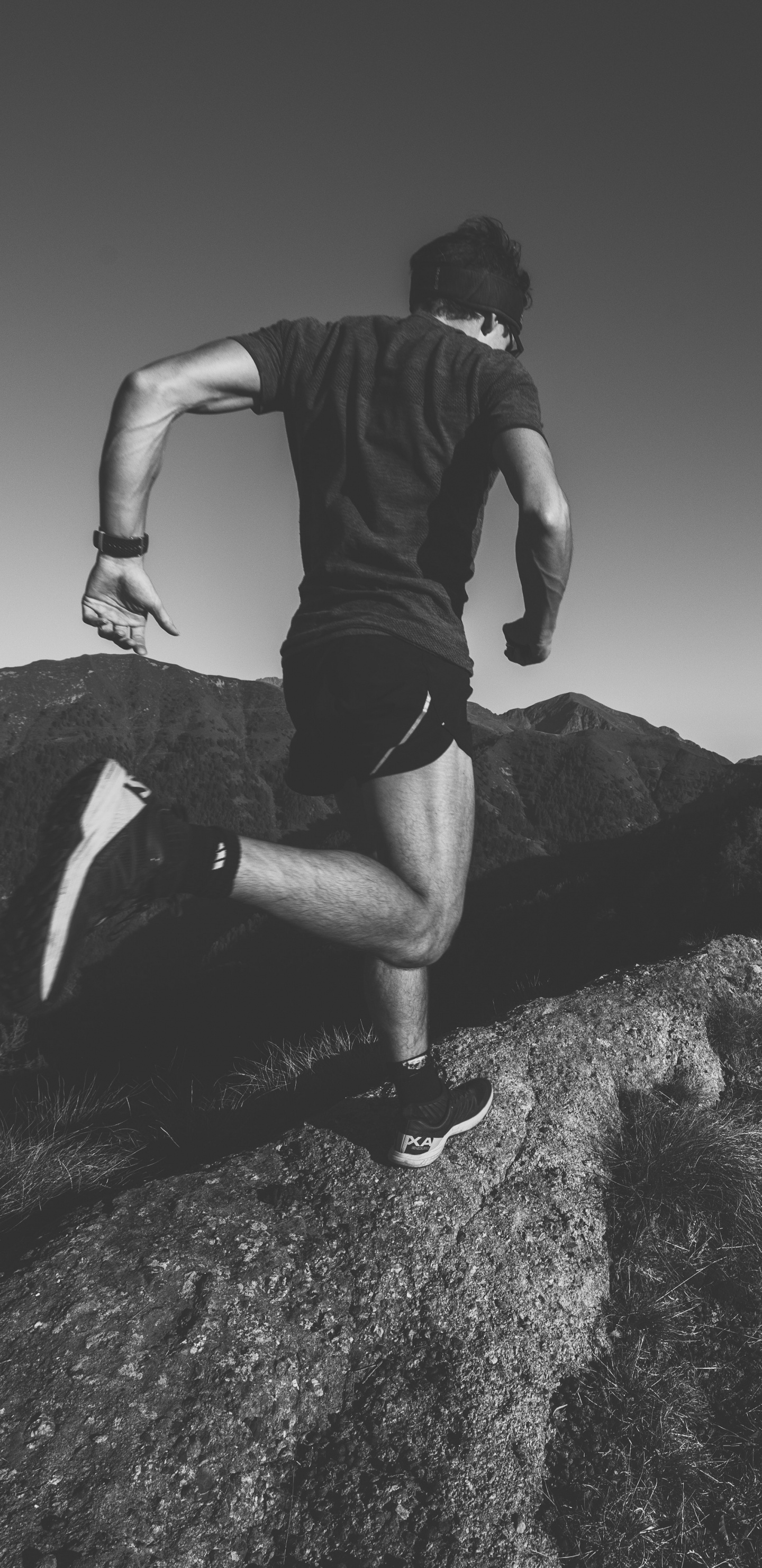 Hombre Con Camiseta Negra y Pantalones Cortos Negros Sentado Sobre Una Roca. Wallpaper in 1440x2960 Resolution