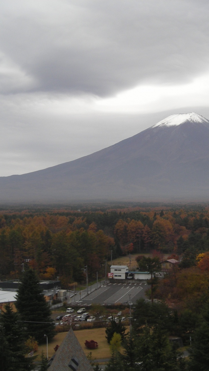 Weiße Wolken Über Grünem Berg. Wallpaper in 720x1280 Resolution