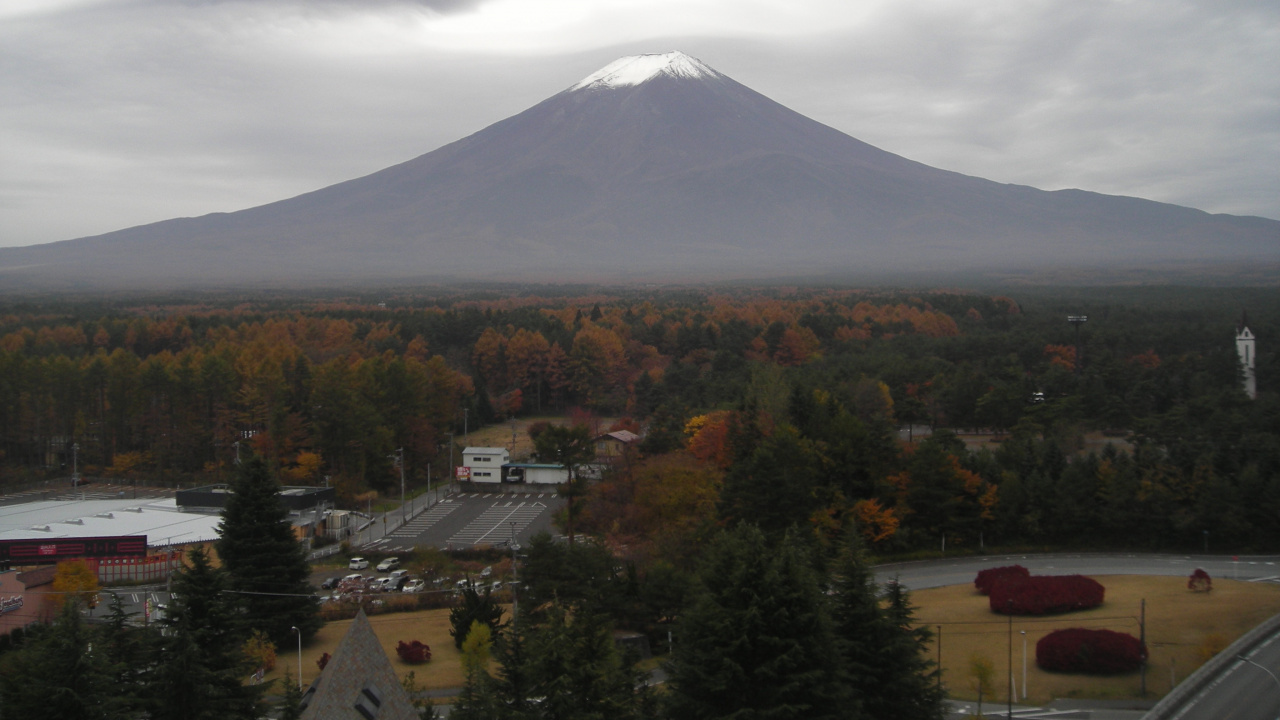 Nubes Blancas Sobre Montaña Verde. Wallpaper in 1280x720 Resolution