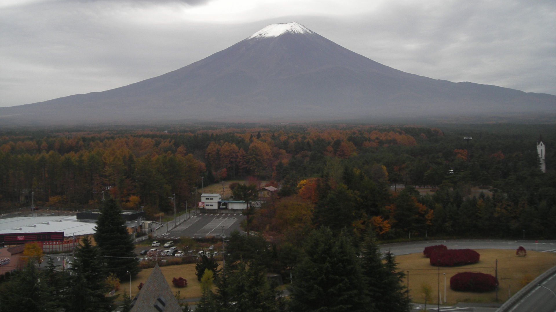 Nubes Blancas Sobre Montaña Verde. Wallpaper in 1920x1080 Resolution
