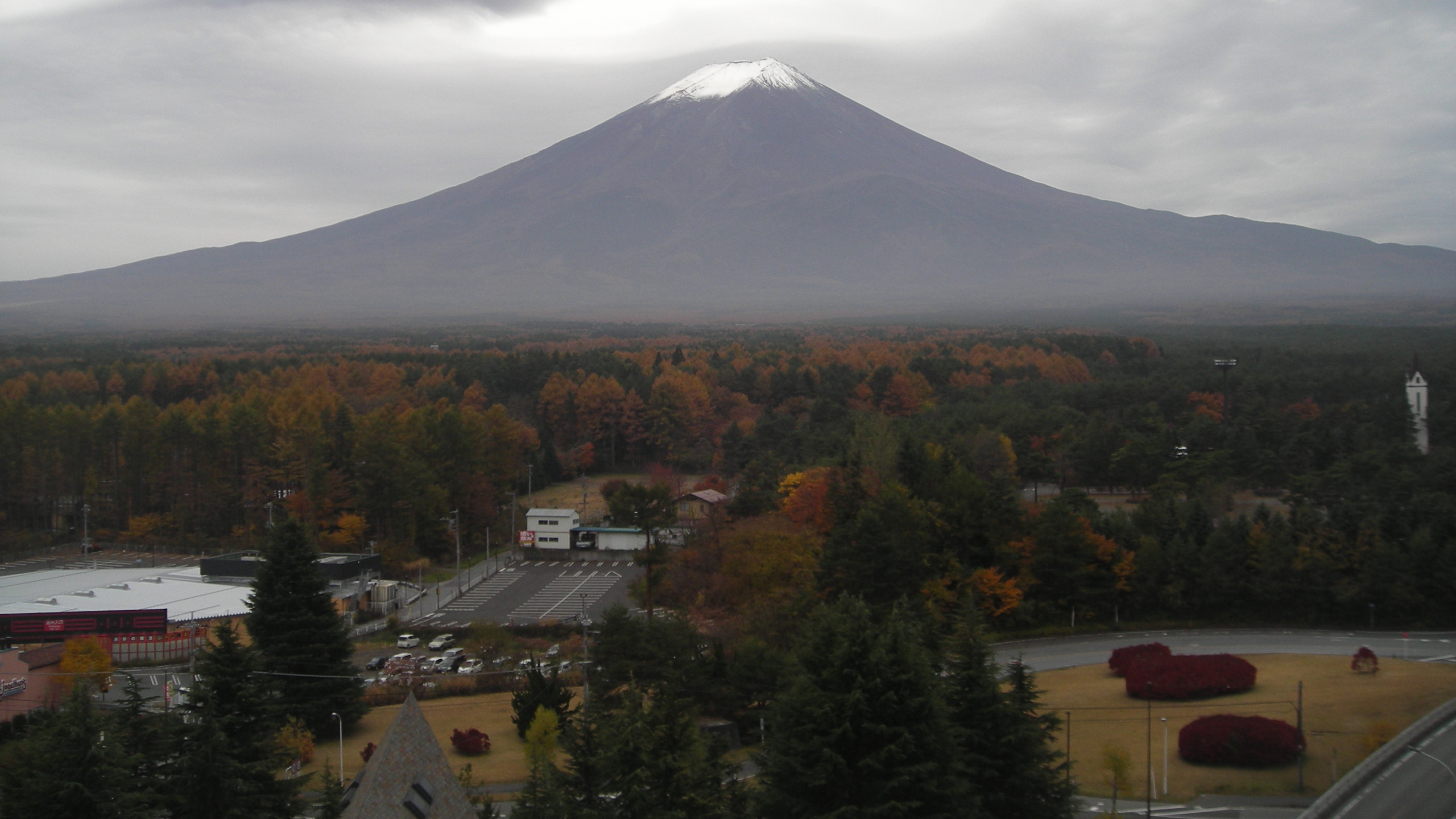 Nubes Blancas Sobre Montaña Verde. Wallpaper in 2560x1440 Resolution