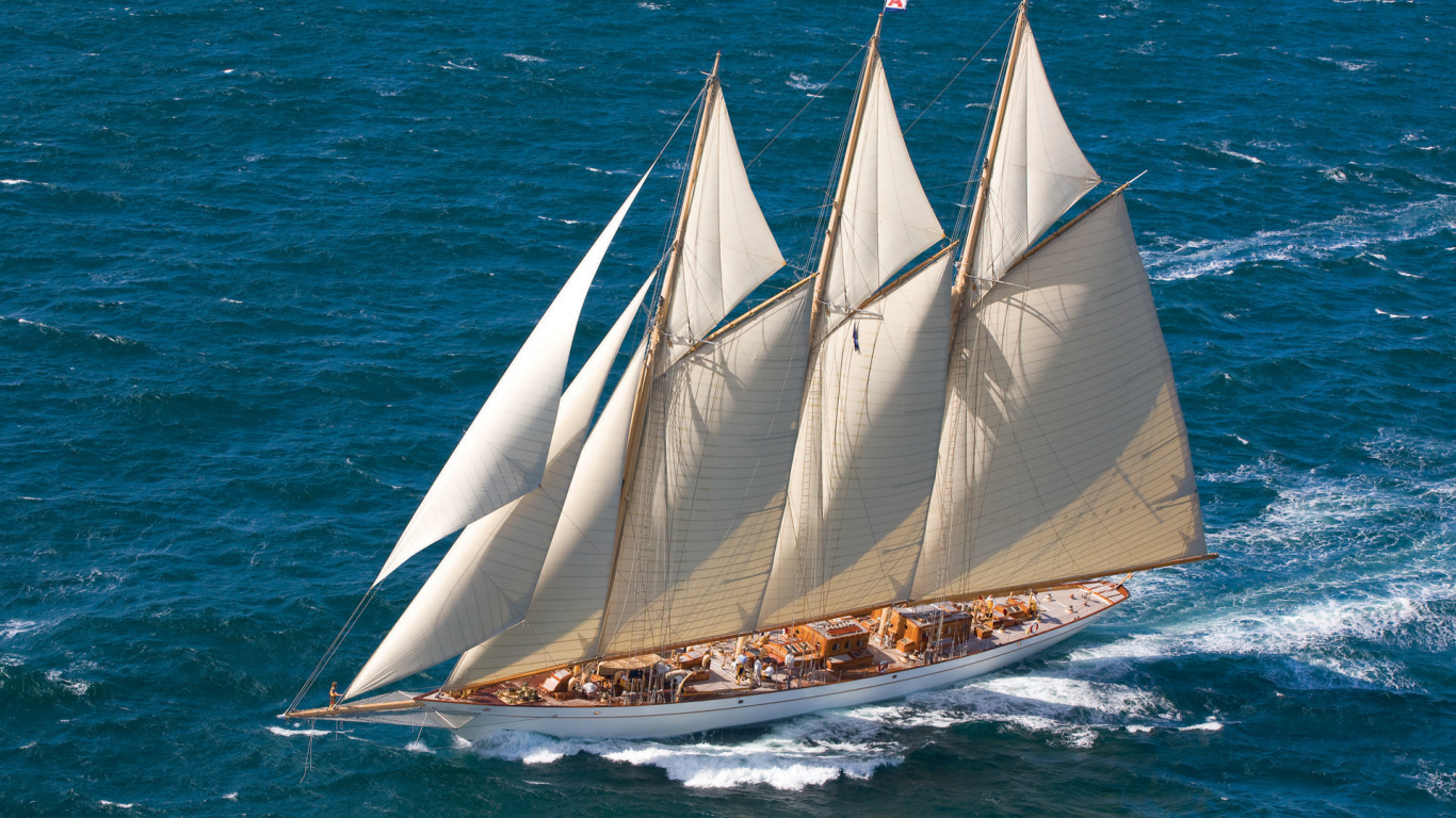 Velero Marrón y Blanco Sobre el Mar Azul Durante el Día. Wallpaper in 1366x768 Resolution