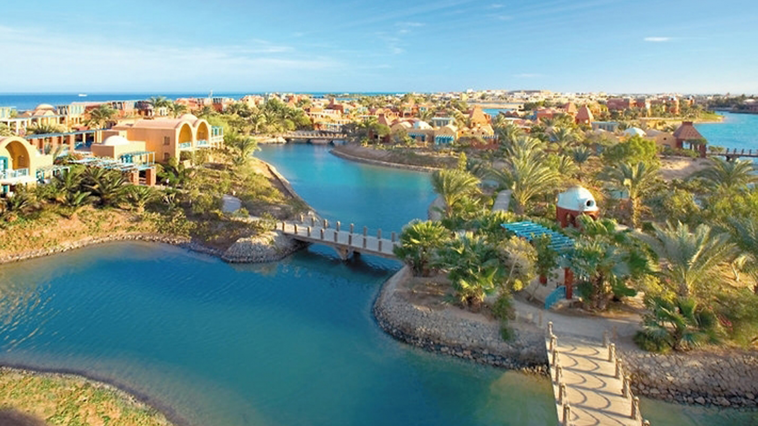 Luftaufnahme Der Stadt in Der Nähe Von Gewässern Tagsüber. Wallpaper in 2560x1440 Resolution