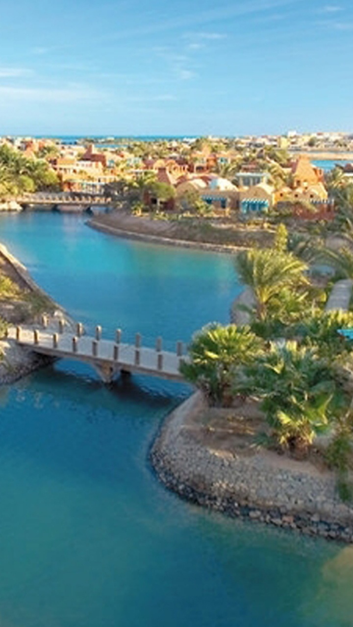 Luftaufnahme Der Stadt in Der Nähe Von Gewässern Tagsüber. Wallpaper in 720x1280 Resolution