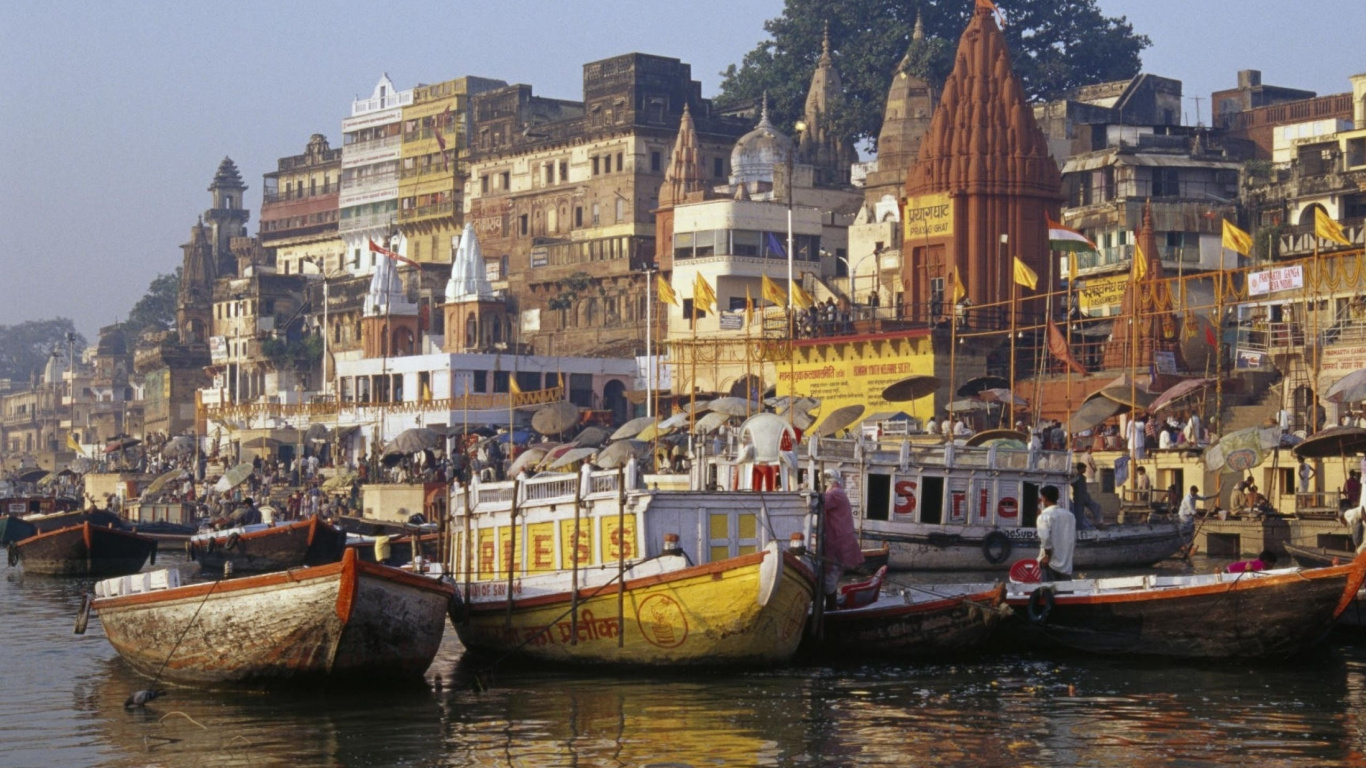 Brown and White Boat on Water Near City Buildings During Daytime. Wallpaper in 1366x768 Resolution