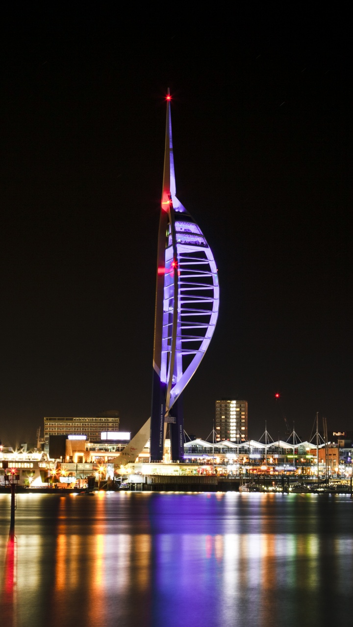 Horizonte de la Ciudad Durante la Noche. Wallpaper in 720x1280 Resolution