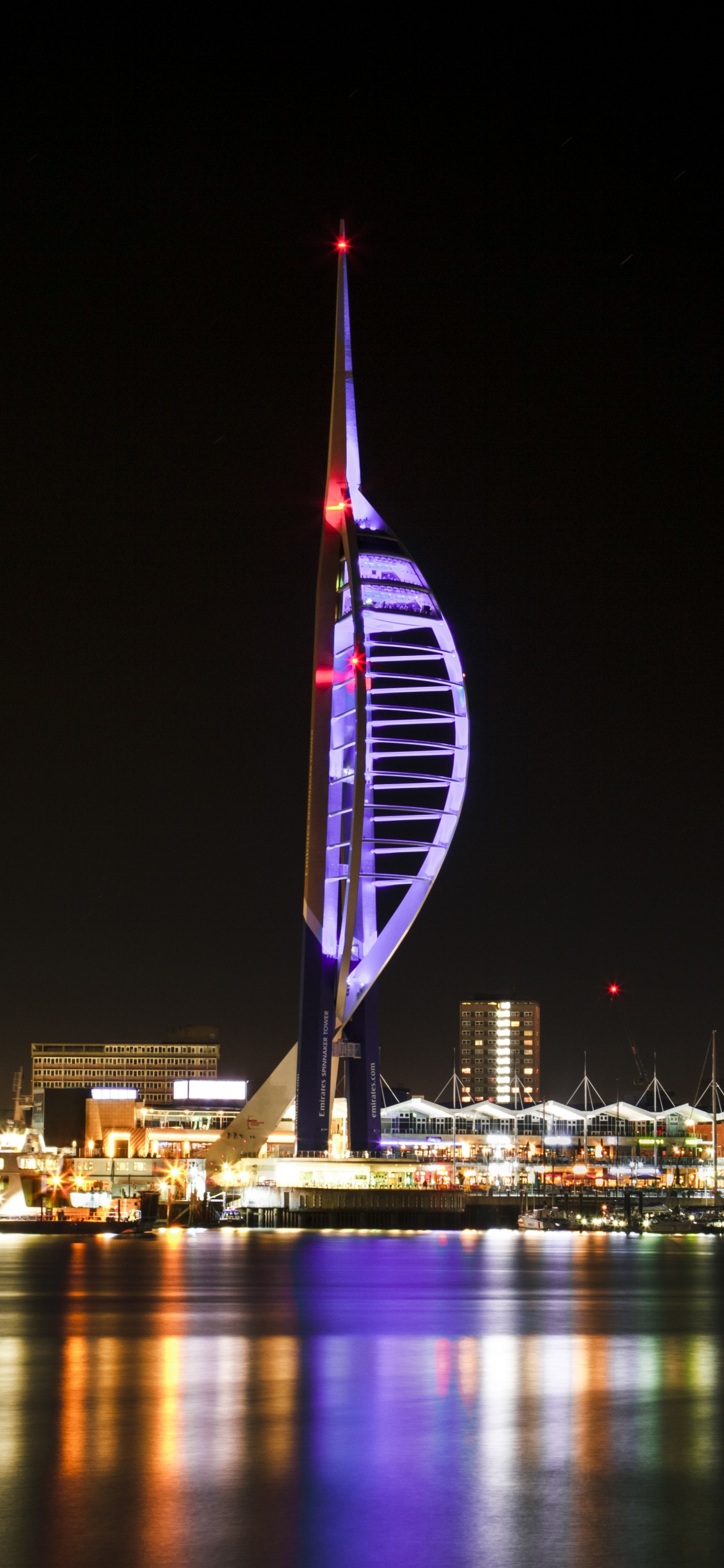 Horizon de la Ville Pendant la Nuit. Wallpaper in 1125x2436 Resolution