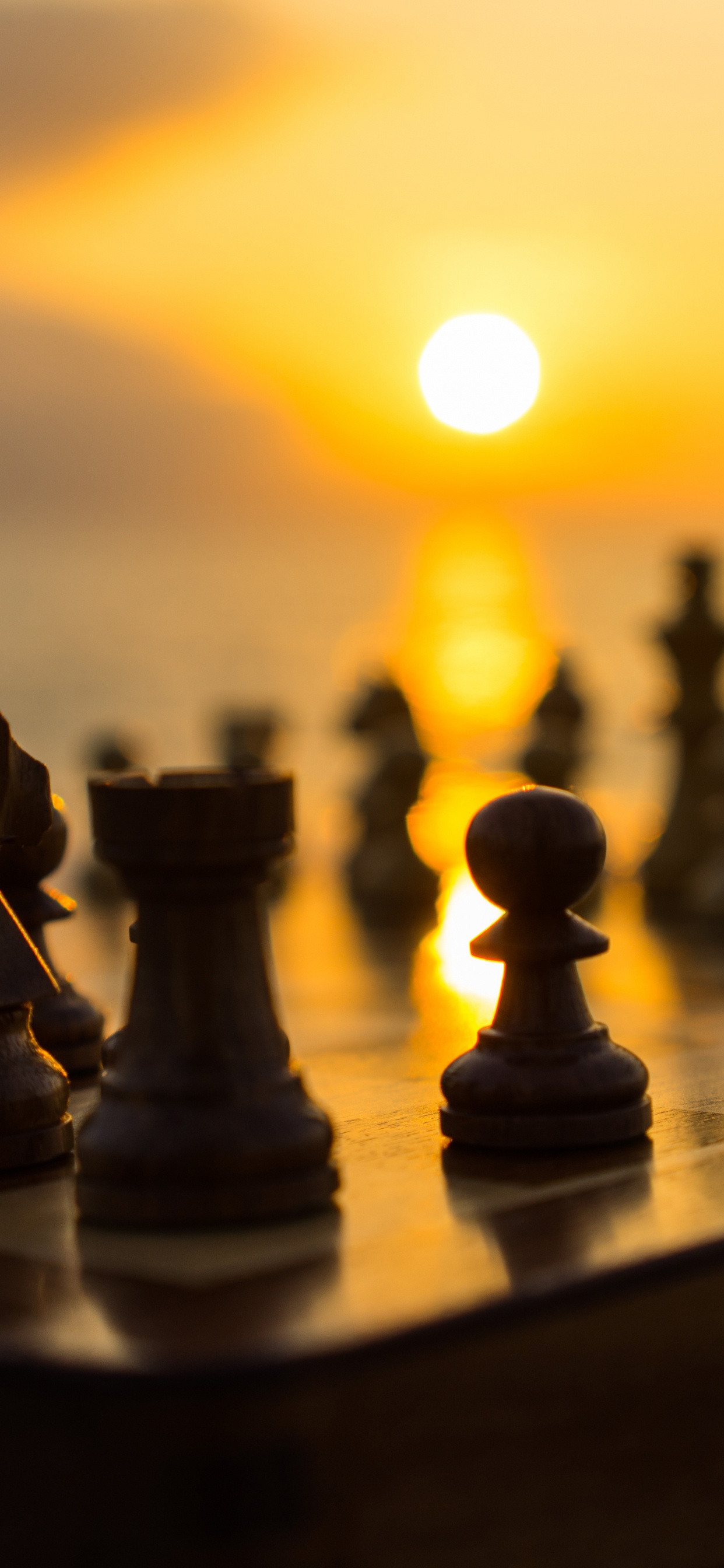 Pièces D'échecs Sur Table en Bois Pendant le Coucher du Soleil. Wallpaper in 1242x2688 Resolution