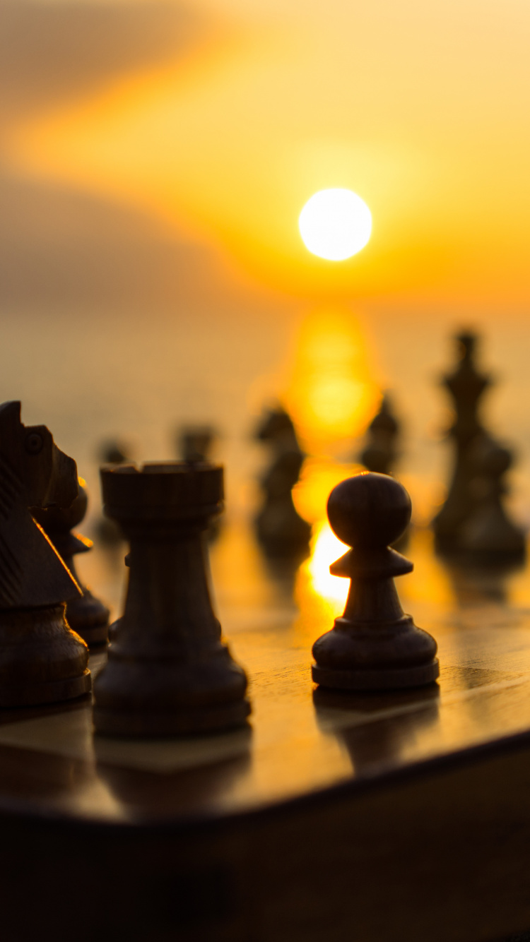 Pièces D'échecs Sur Table en Bois Pendant le Coucher du Soleil. Wallpaper in 750x1334 Resolution