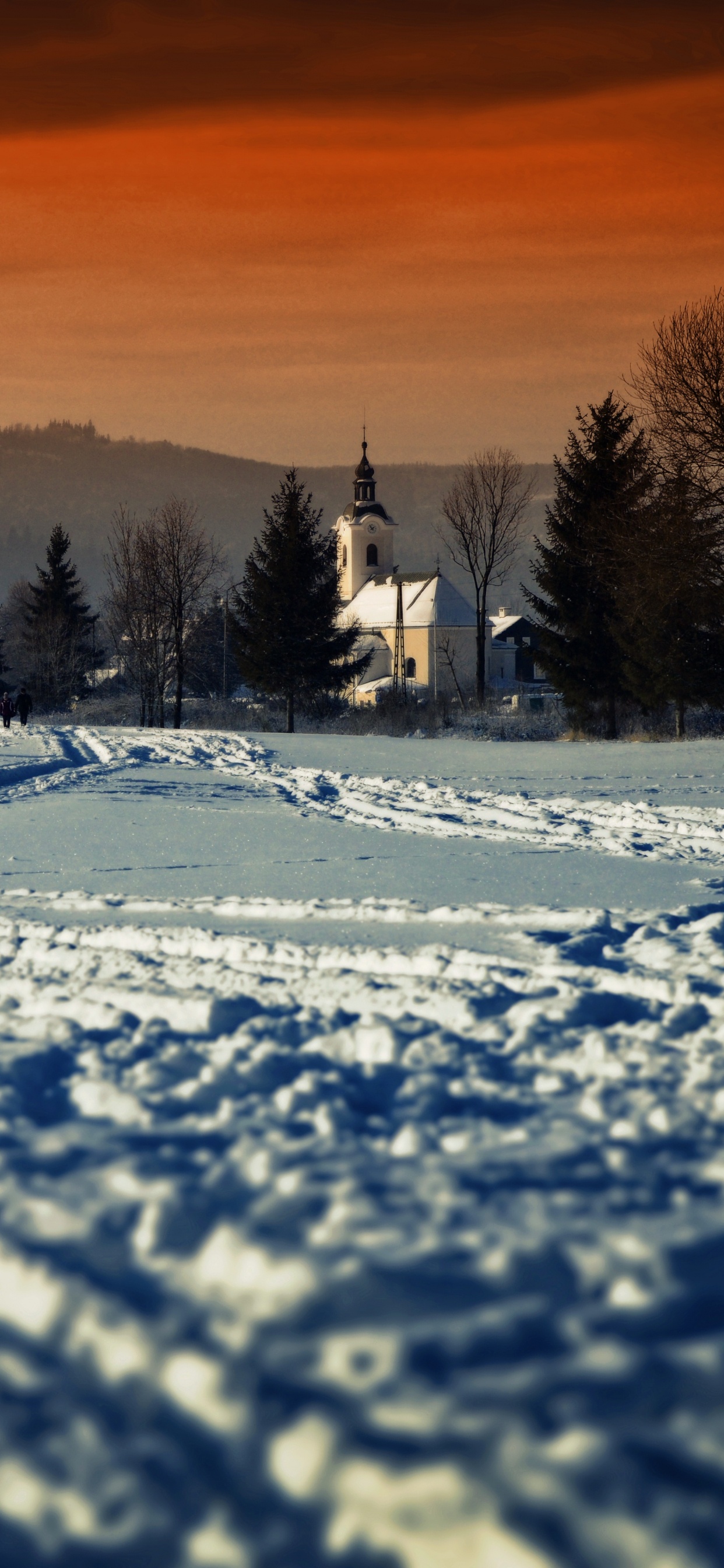 Campo Cubierto de Nieve Con Árboles Durante la Puesta de Sol. Wallpaper in 1242x2688 Resolution