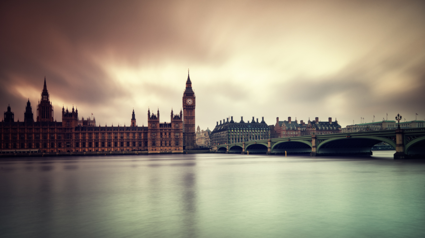 Big Ben Unter Grauem Himmel. Wallpaper in 1366x768 Resolution