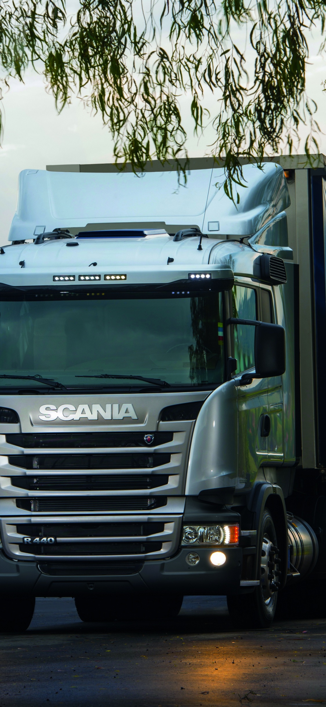 Camion Blanc Sur Route Pendant la Journée. Wallpaper in 1125x2436 Resolution