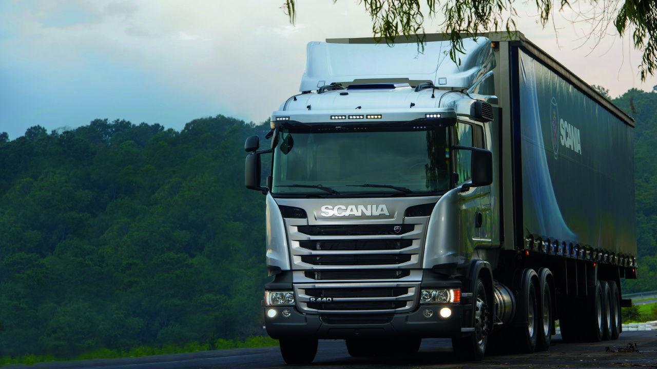 Weißer LKW Tagsüber Unterwegs. Wallpaper in 1280x720 Resolution