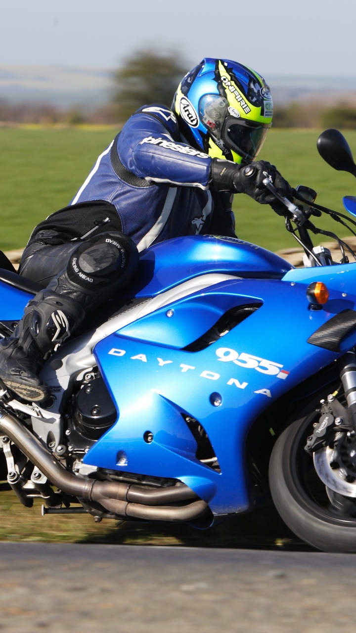 Homme au Casque Noir Faisant du Vélo de Sport Bleu et Noir. Wallpaper in 720x1280 Resolution