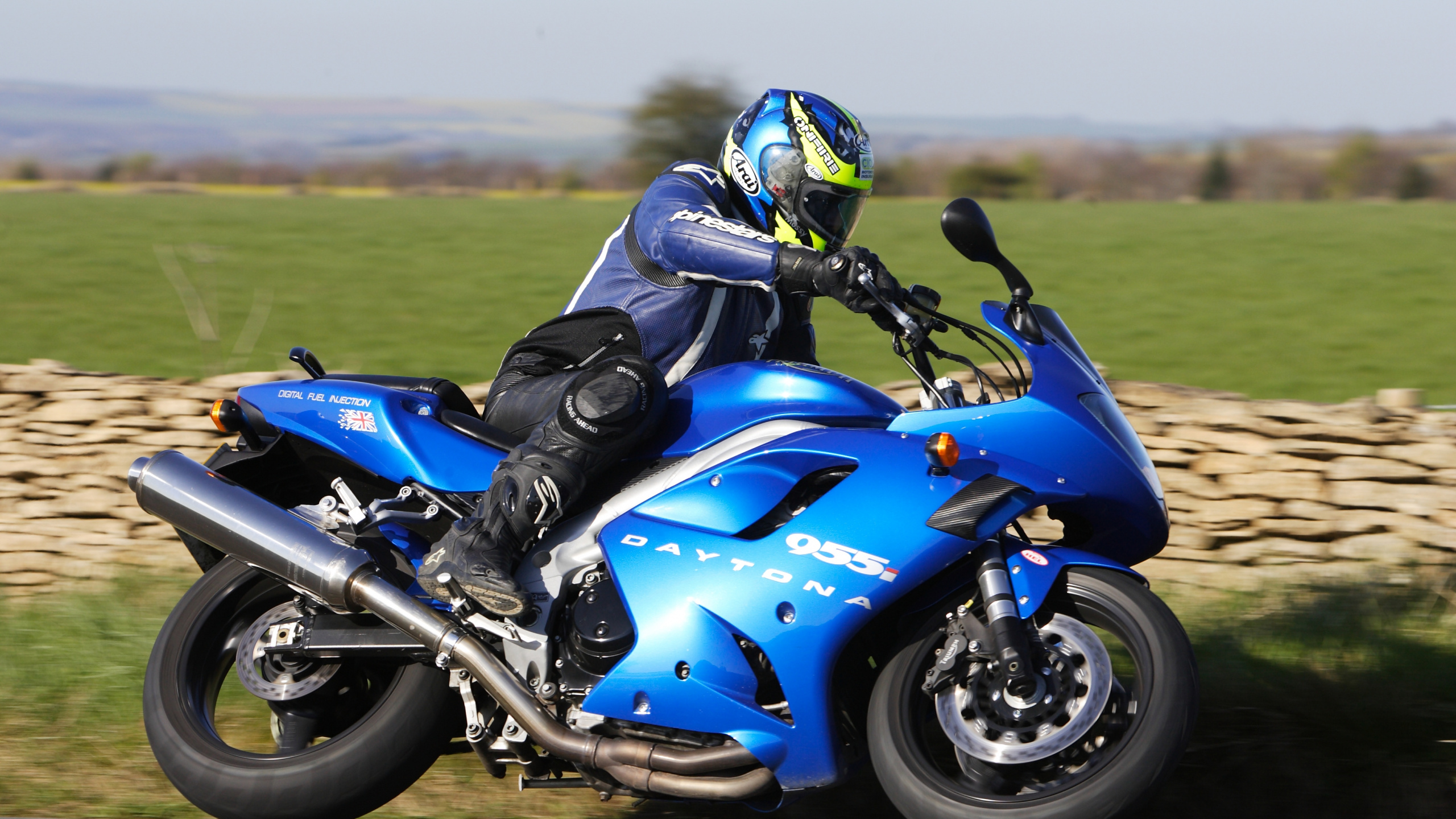 Man in Black Helmet Riding Blue and Black Sports Bike. Wallpaper in 2560x1440 Resolution