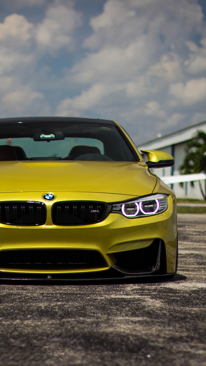 Bmw m 3 Amarillo en la Carretera Durante el Día. Wallpaper in 720x1280 Resolution