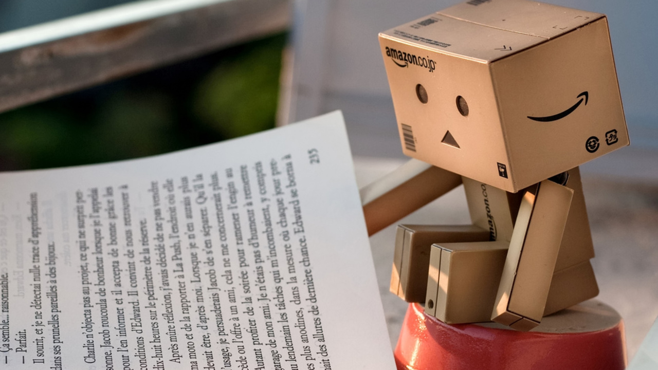 Brown Cardboard Box Robot on White Printer Paper. Wallpaper in 1280x720 Resolution