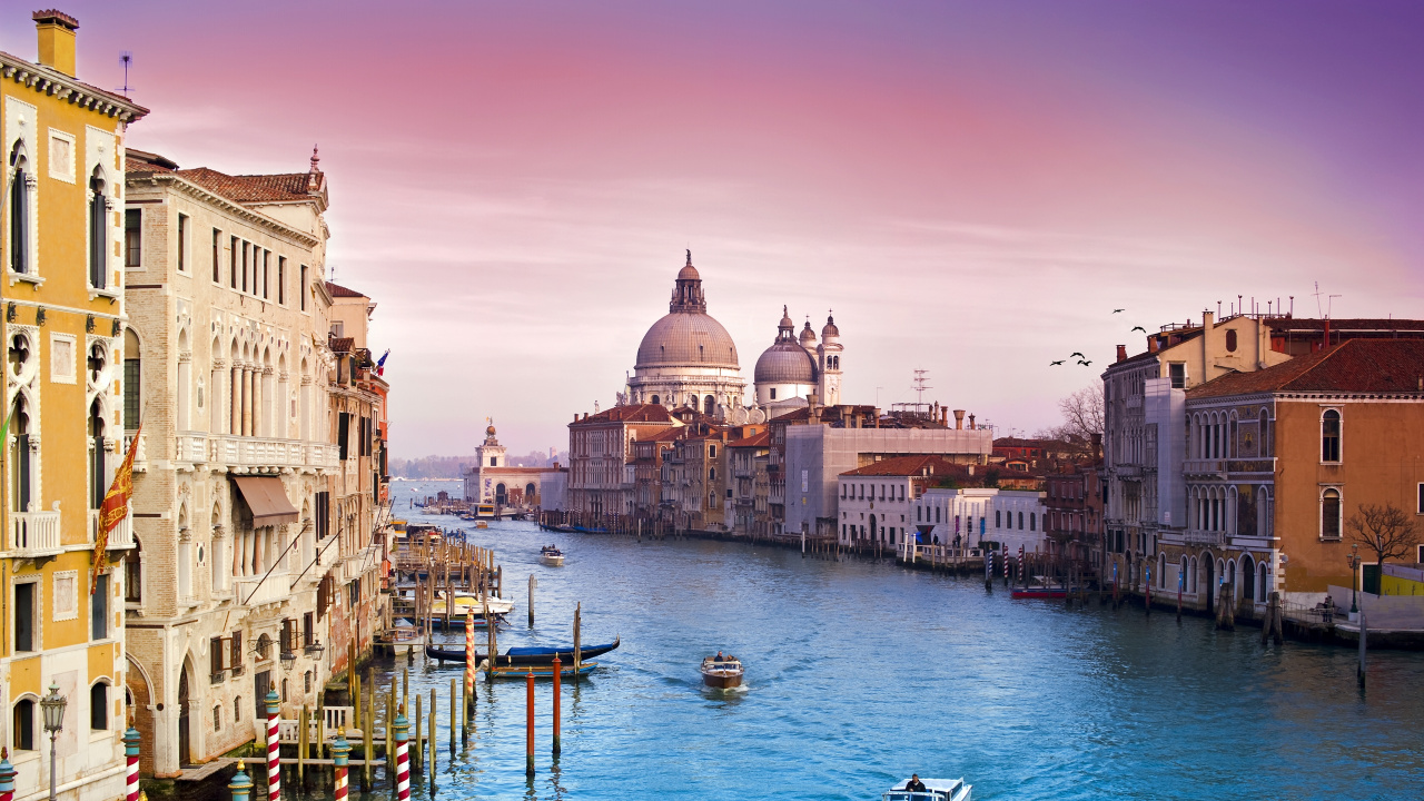 Barco Blanco y Azul Sobre el Agua Cerca de Edificios de Hormigón Durante el Día. Wallpaper in 1280x720 Resolution