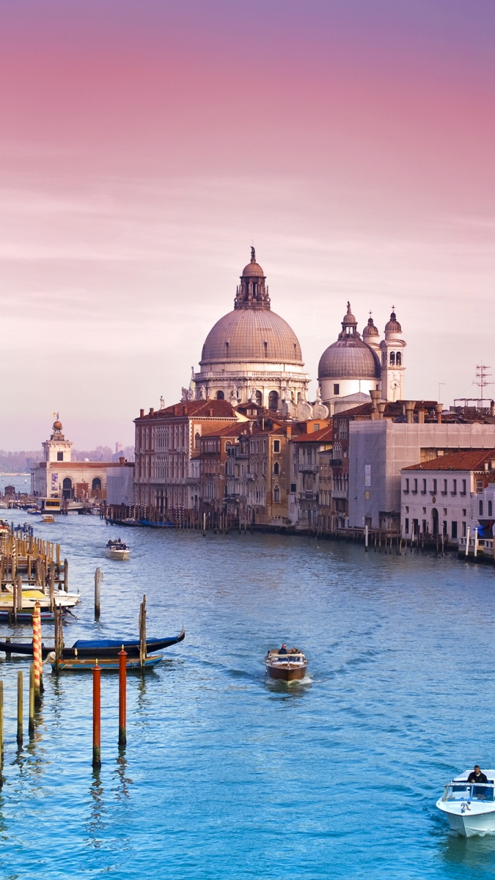 Bateau Blanc et Bleu Sur L'eau Près Des Bâtiments en Béton Pendant la Journée. Wallpaper in 720x1280 Resolution