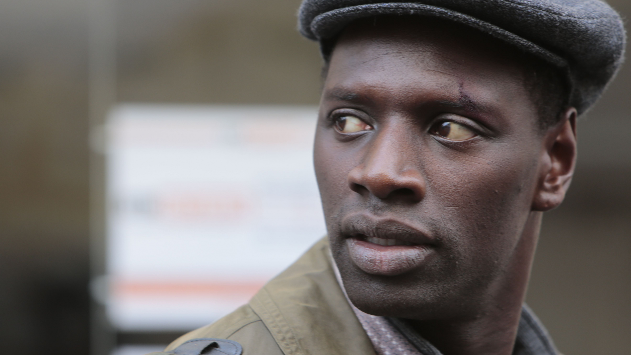 Hombre en Gorro de Punto Gris y Negro. Wallpaper in 2560x1440 Resolution