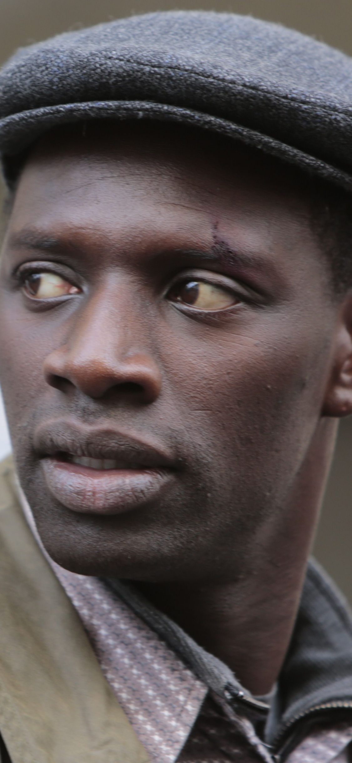 Homme au Bonnet en Tricot Gris et Noir. Wallpaper in 1125x2436 Resolution