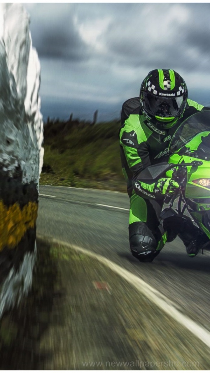 Homme en Costume de Moto Vert et Noir à Cheval Sur un Vélo de Sport Noir et Vert. Wallpaper in 720x1280 Resolution