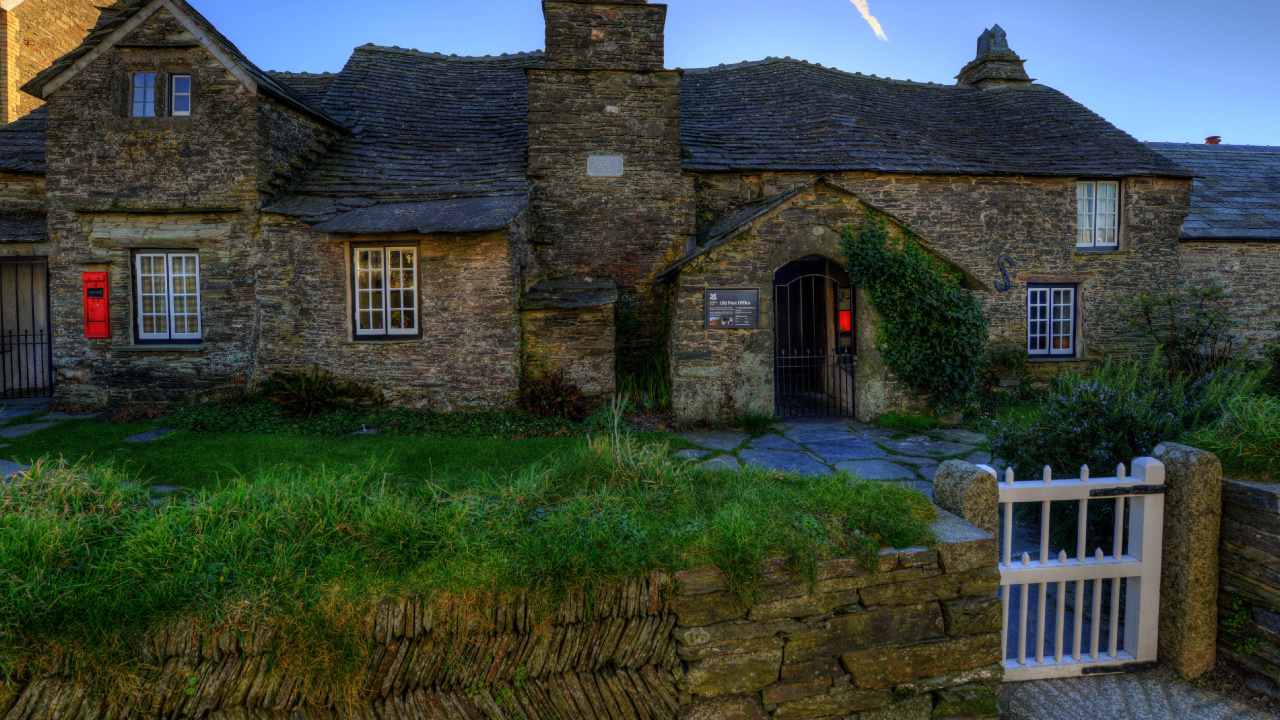 Brown Brick House on Green Grass Field Under Blue Sky During Daytime. Wallpaper in 1280x720 Resolution