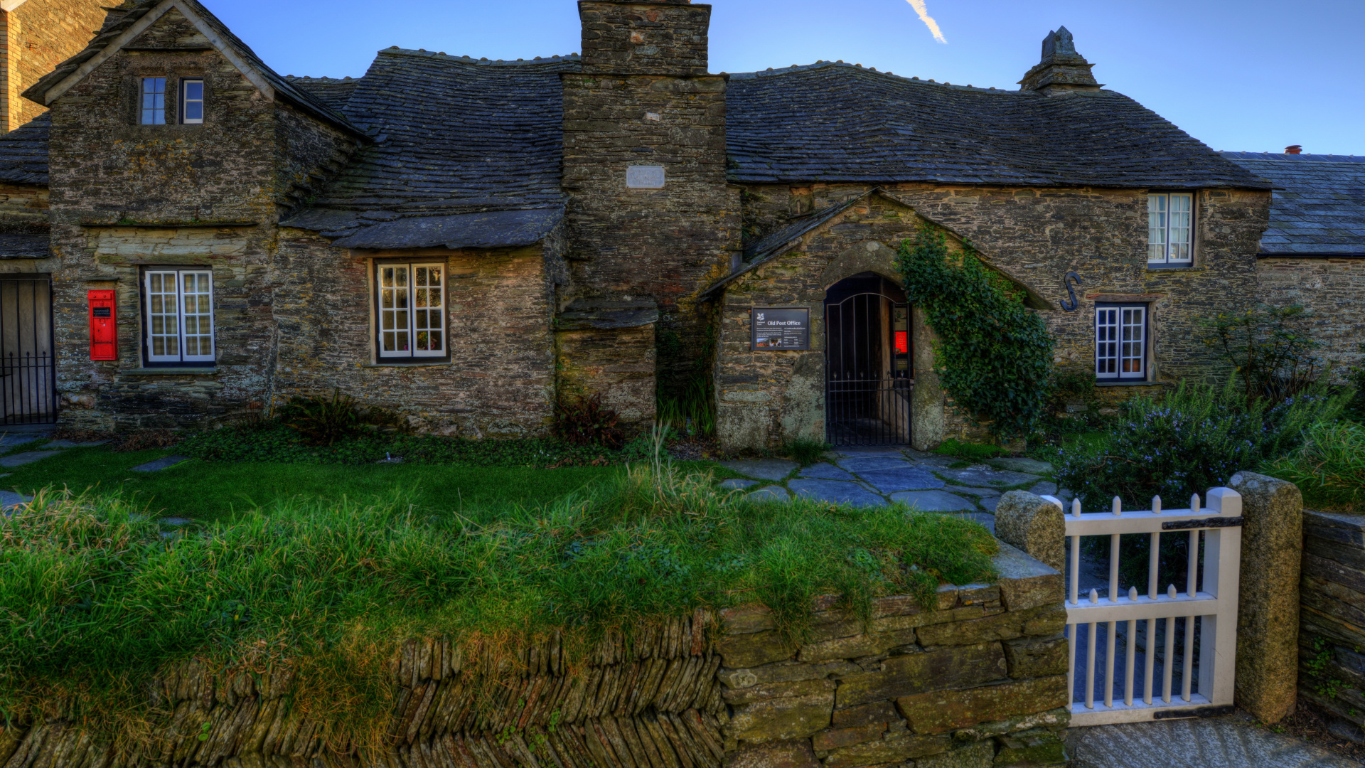 Brown Brick House on Green Grass Field Under Blue Sky During Daytime. Wallpaper in 1920x1080 Resolution