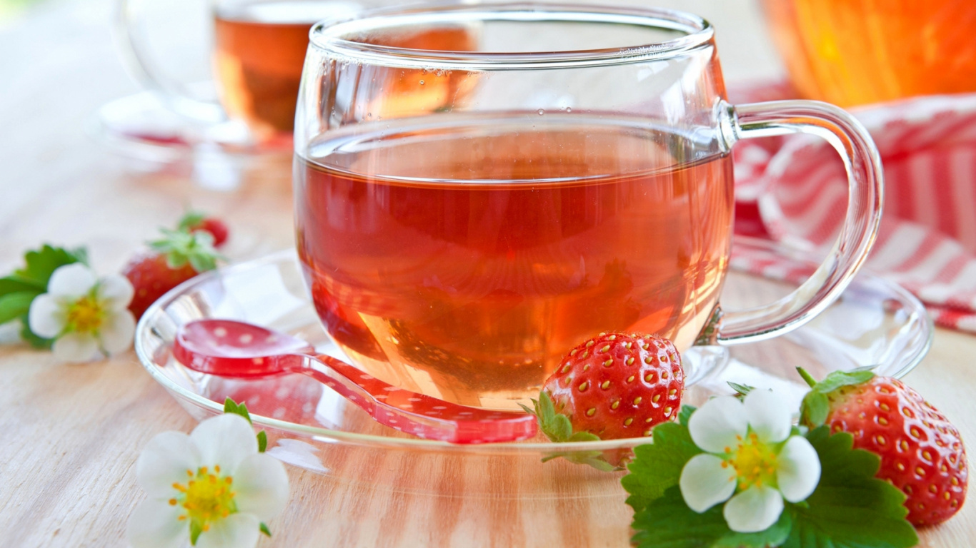 Tasse à Thé en Verre Transparent Avec Liquide Rouge. Wallpaper in 1366x768 Resolution