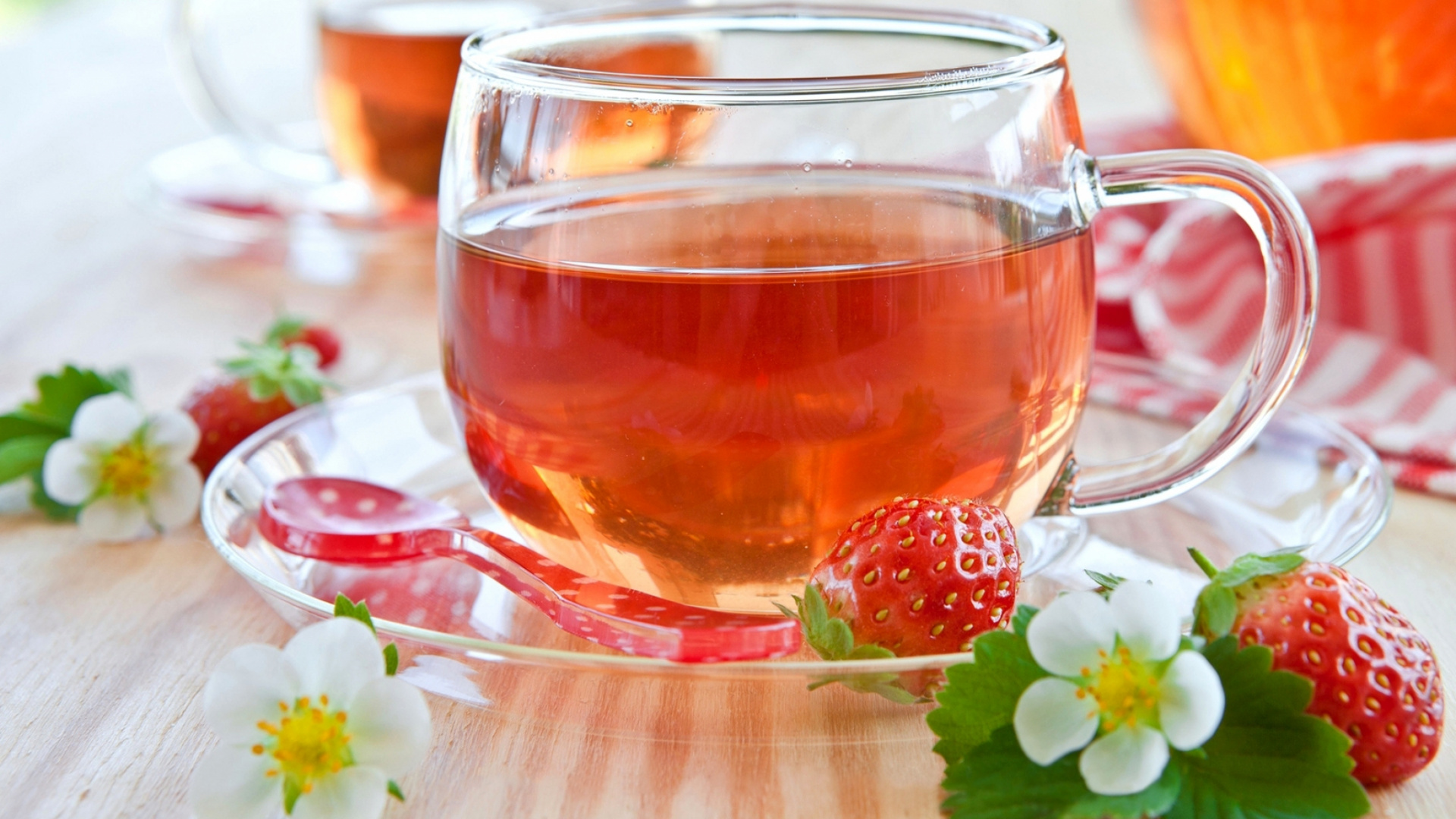 Tasse à Thé en Verre Transparent Avec Liquide Rouge. Wallpaper in 1920x1080 Resolution