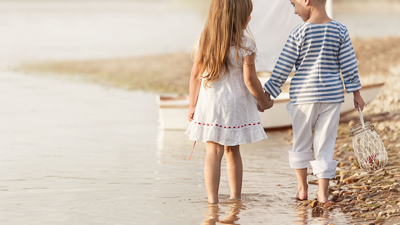 en se Tenant Les Mains, Enfant, Amusement, Vacances, Jeans. Wallpaper in 1366x768 Resolution