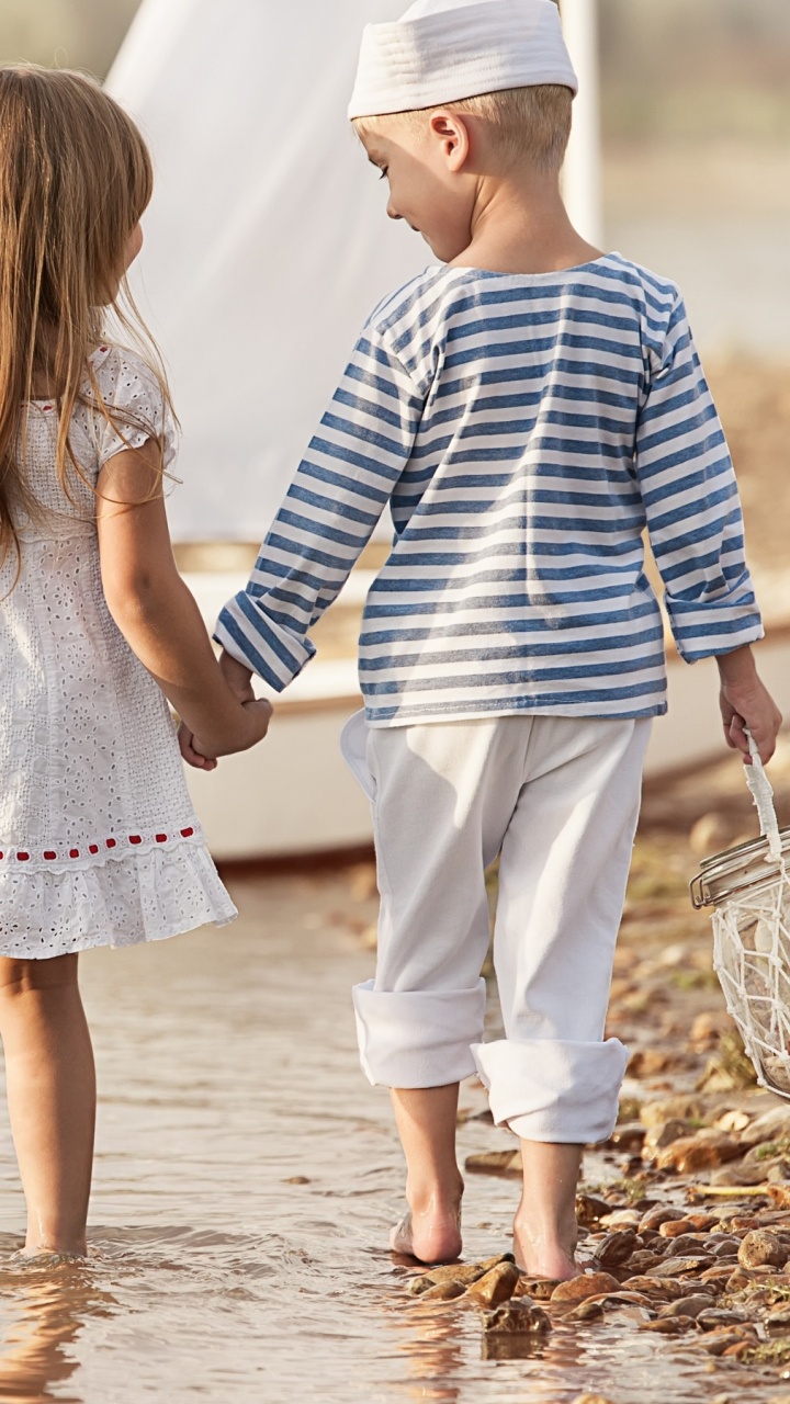 en se Tenant Les Mains, Enfant, Amusement, Vacances, Jeans. Wallpaper in 720x1280 Resolution