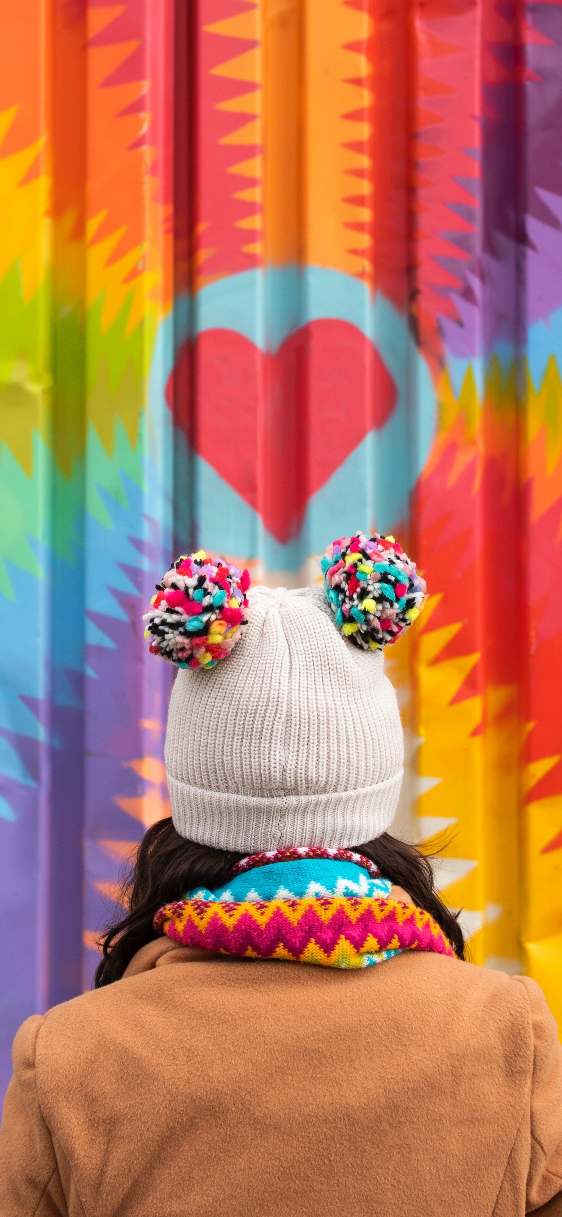 Personne Portant Une Casquette en Tricot Blanc et Une Veste Marron. Wallpaper in 1125x2436 Resolution