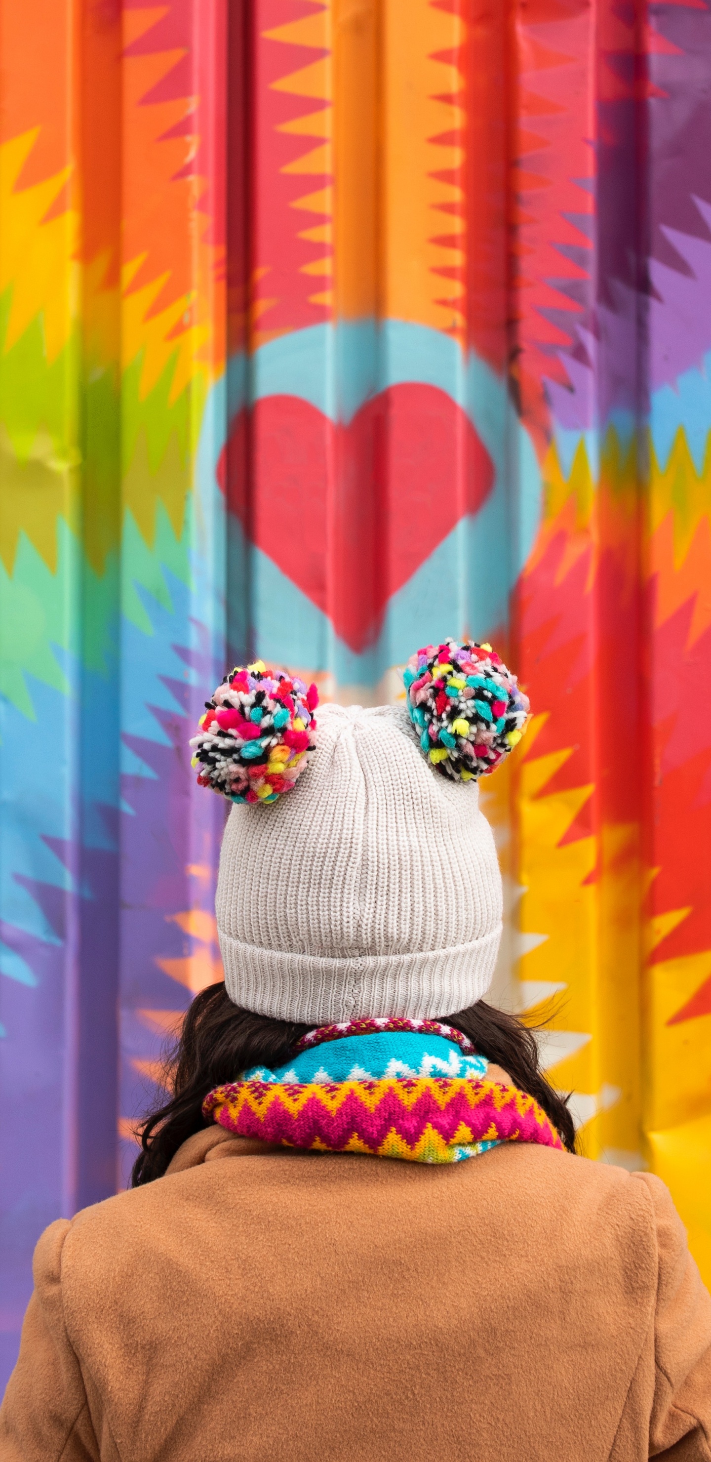 Person Mit Weißer Strickmütze Und Brauner Jacke. Wallpaper in 1440x2960 Resolution