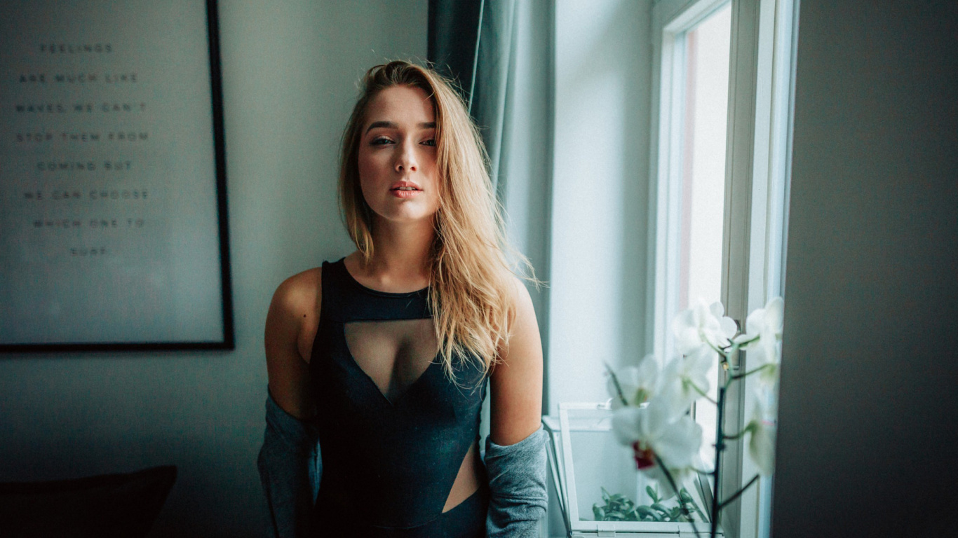 Haar, Blonde, Schönheit, Schulter, Haut. Wallpaper in 1366x768 Resolution