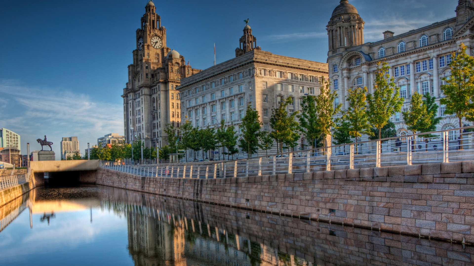 Edificio de Hormigón Marrón Cerca Del Cuerpo de Agua Durante el Día. Wallpaper in 1920x1080 Resolution
