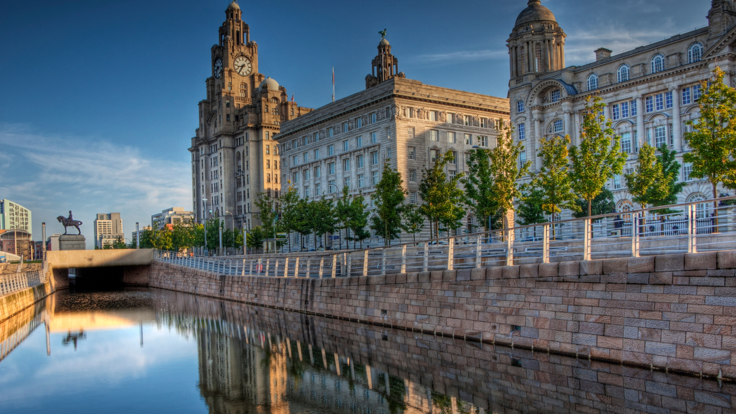 Edificio de Hormigón Marrón Cerca Del Cuerpo de Agua Durante el Día. Wallpaper in 2560x1440 Resolution