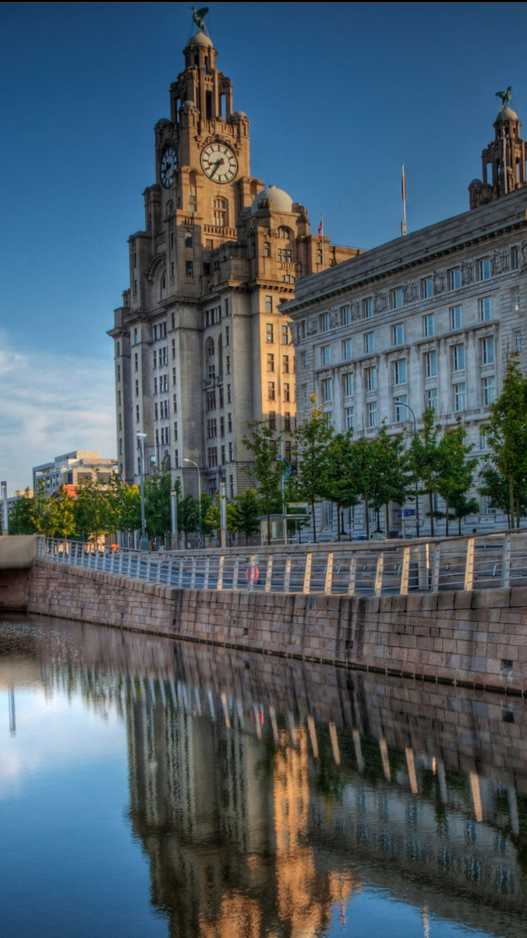 Edificio de Hormigón Marrón Cerca Del Cuerpo de Agua Durante el Día. Wallpaper in 750x1334 Resolution