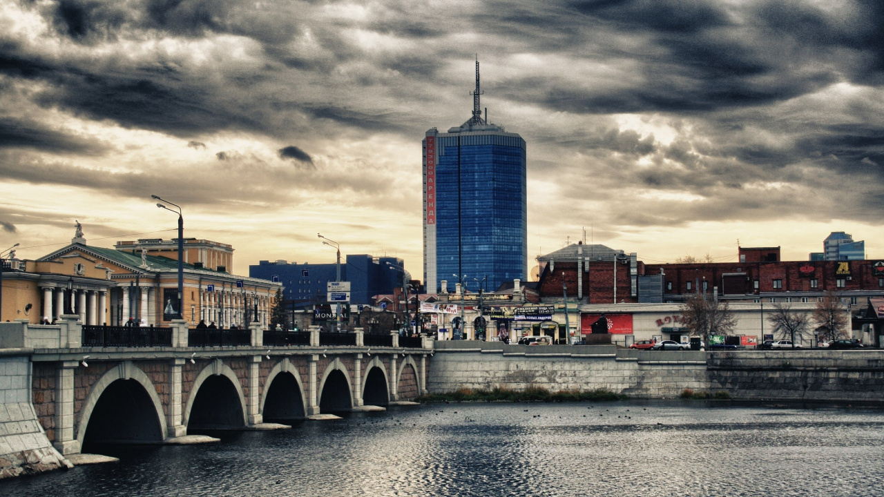 Horizonte de la Ciudad a Través Del Cuerpo de Agua Bajo un Cielo Nublado Durante el Día. Wallpaper in 1280x720 Resolution