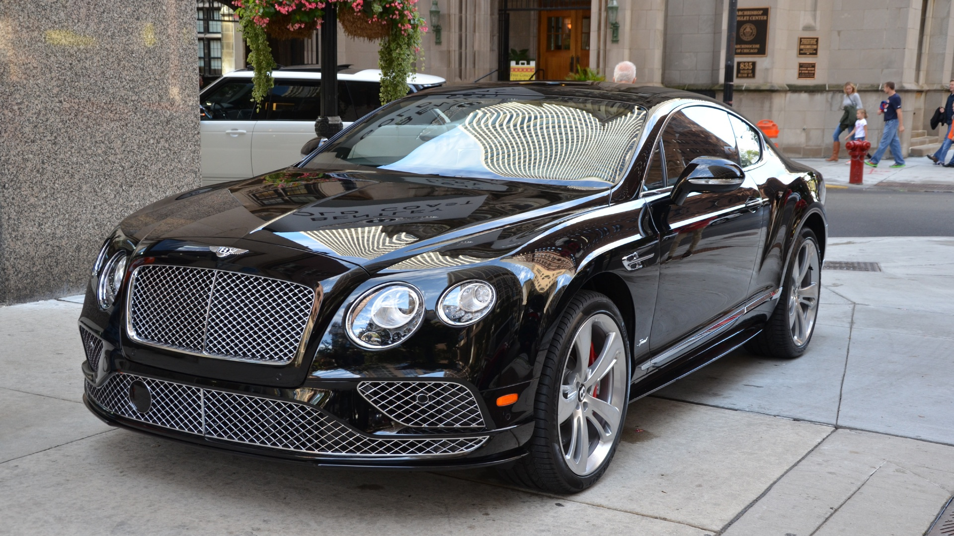 BMW m 3 Coupé Noir Garé Sur le Trottoir Pendant la Journée. Wallpaper in 1920x1080 Resolution