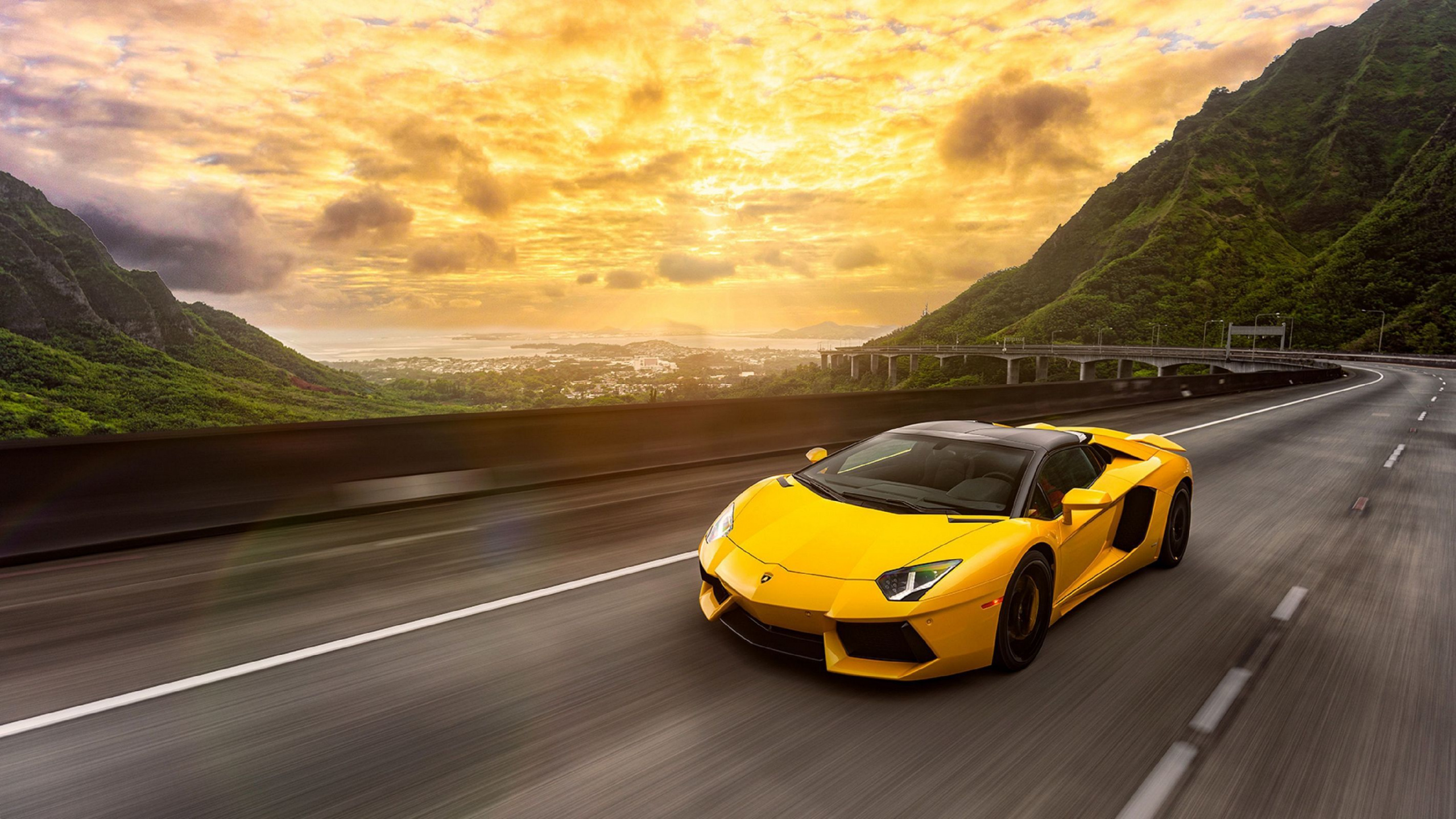 Lamborghini Aventador Jaune Sur Route Pendant la Journée. Wallpaper in 2560x1440 Resolution