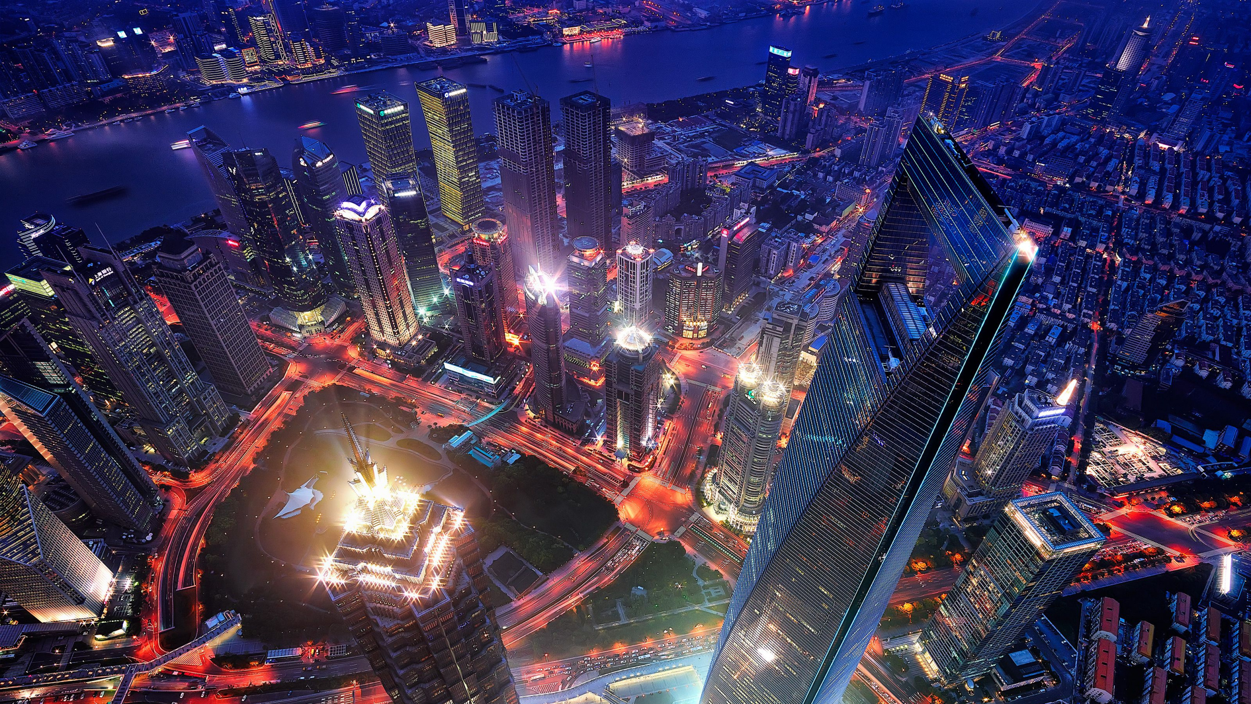 Vue Aérienne de la Ville Pendant la Nuit. Wallpaper in 2560x1440 Resolution