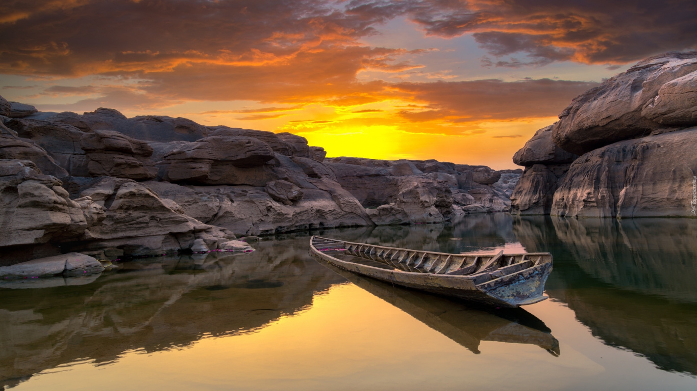 Gray and Black Canoe on Body of Water During Sunset. Wallpaper in 1366x768 Resolution