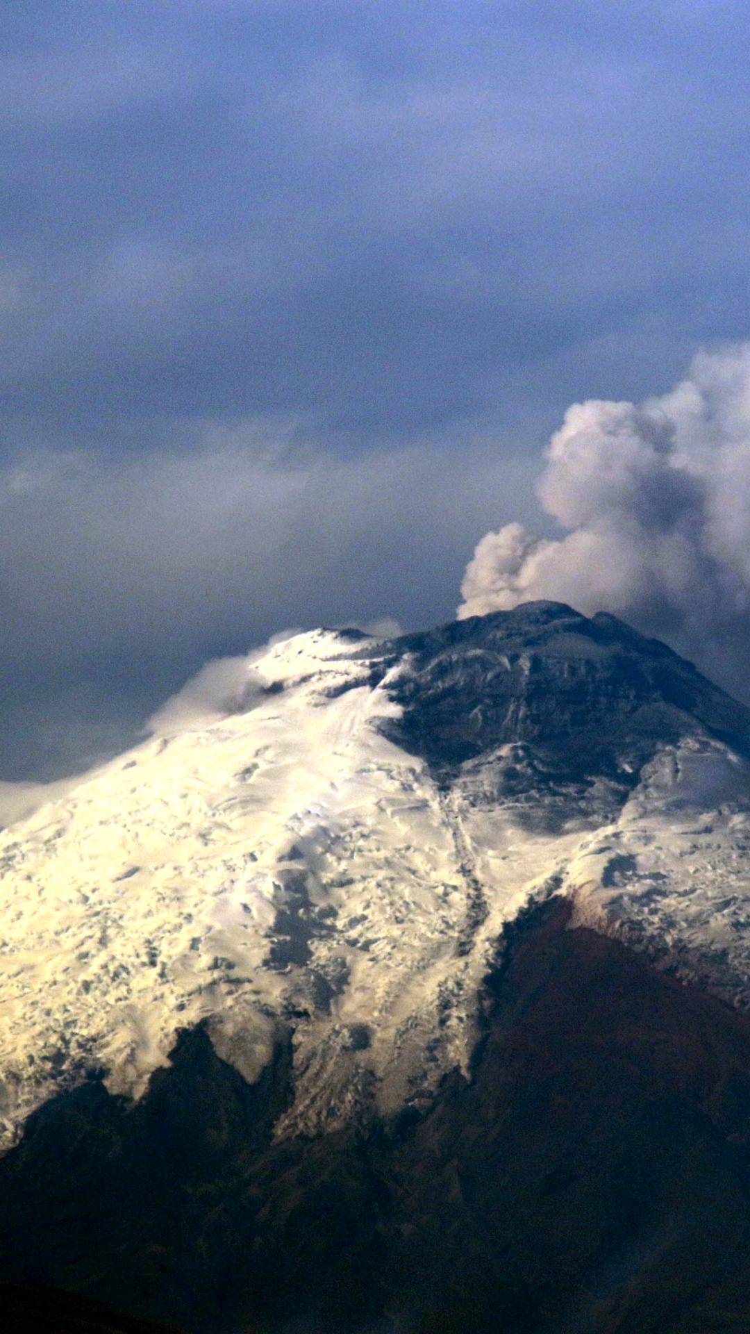 Montagne Brune et Blanche Sous Des Nuages Blancs. Wallpaper in 1080x1920 Resolution