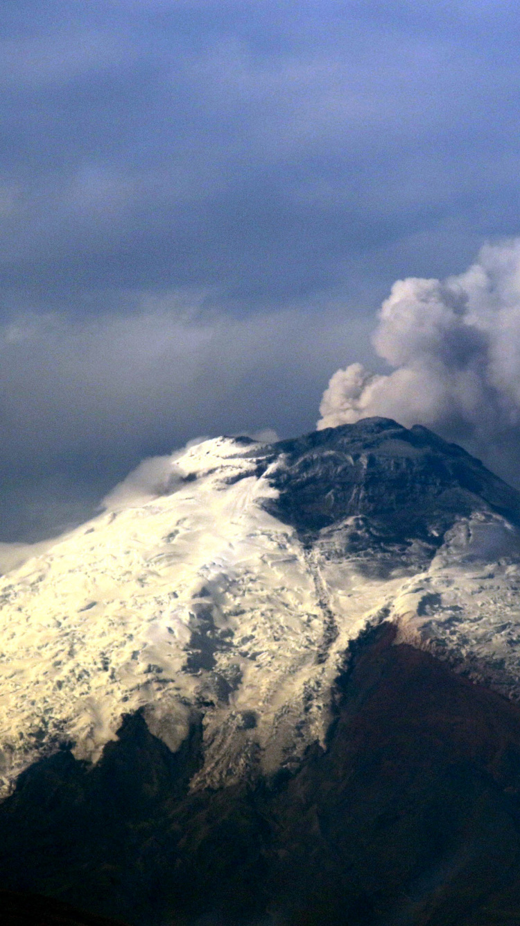 Montagne Brune et Blanche Sous Des Nuages Blancs. Wallpaper in 750x1334 Resolution