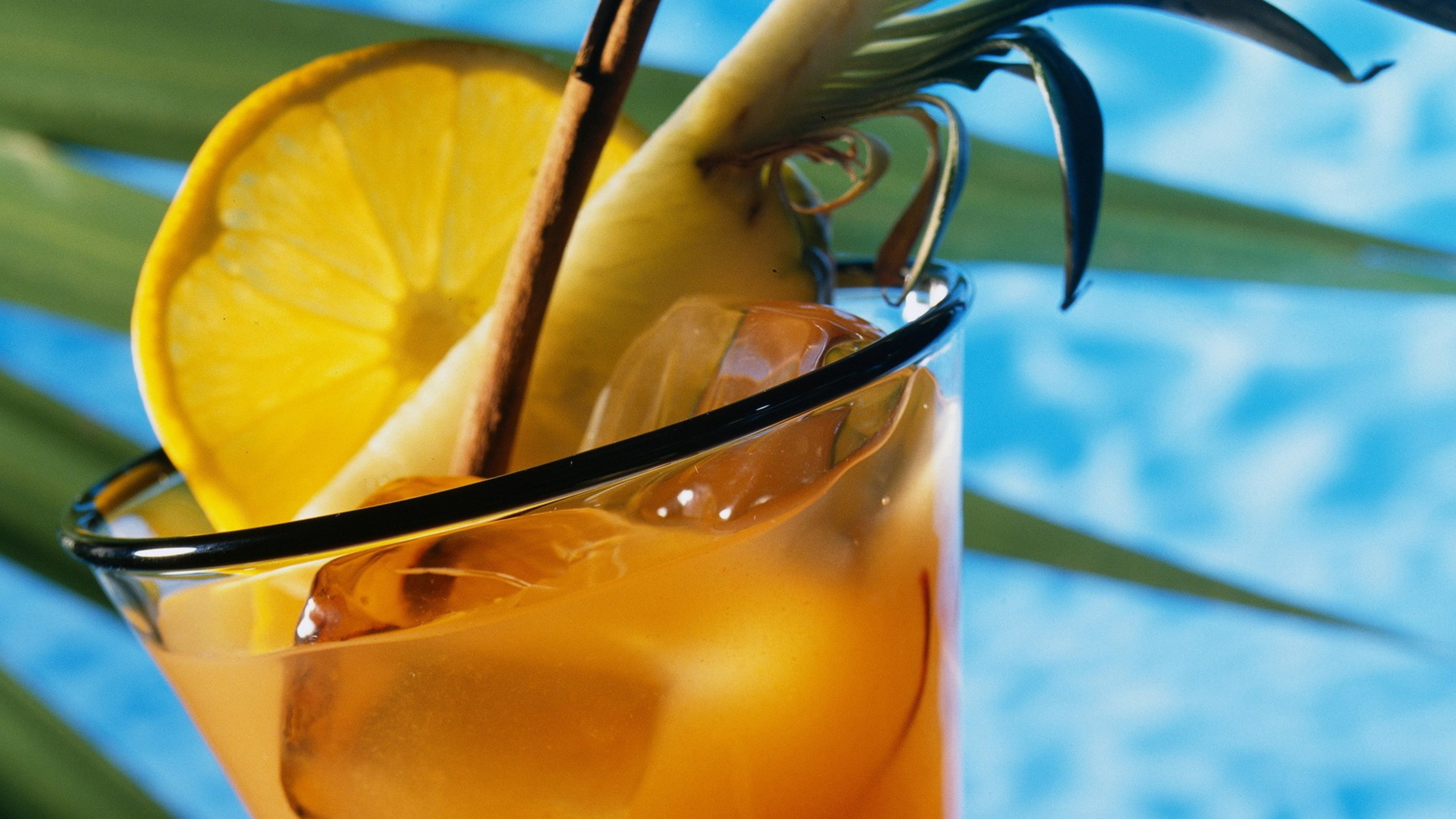 Klares Trinkglas Mit Orangensaft. Wallpaper in 3840x2160 Resolution