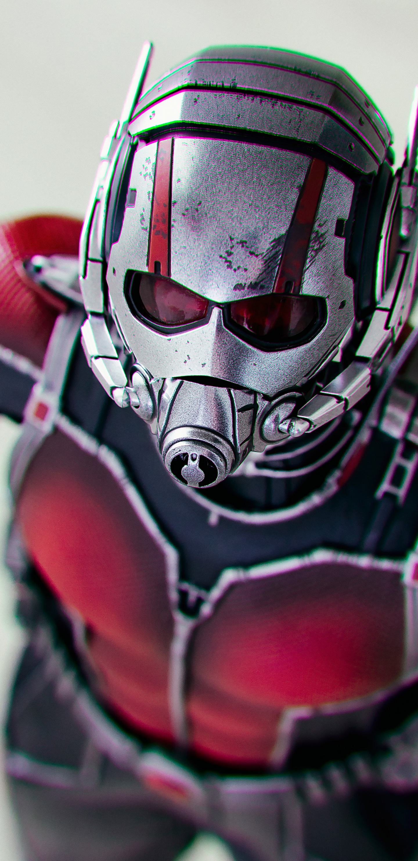 Rote Und Schwarze Iron Man Actionfigur. Wallpaper in 1440x2960 Resolution