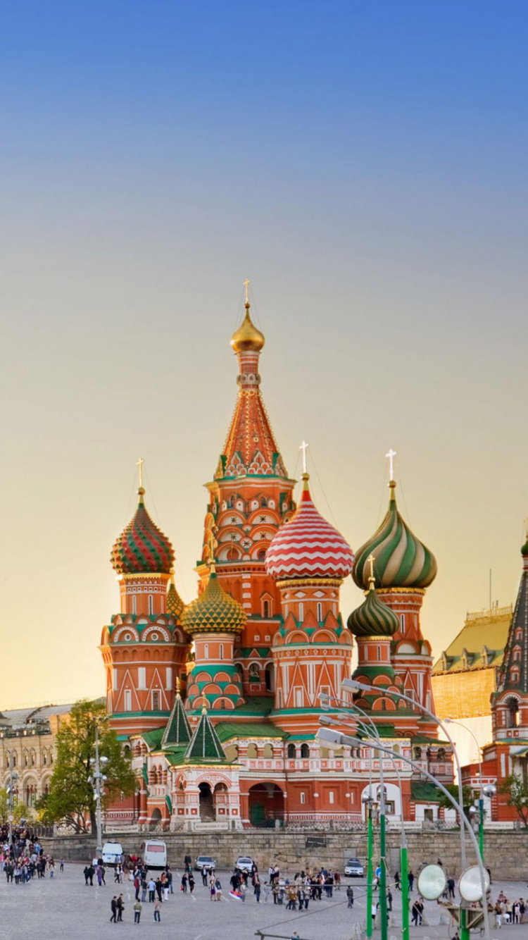 Personnes Marchant Dans la Rue Près D'un Bâtiment en Béton Marron et Vert Pendant la Journée. Wallpaper in 750x1334 Resolution