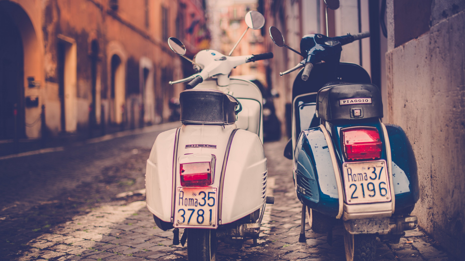 Scooter Blanc et Noir Garé Sur le Trottoir Pendant la Journée. Wallpaper in 1920x1080 Resolution